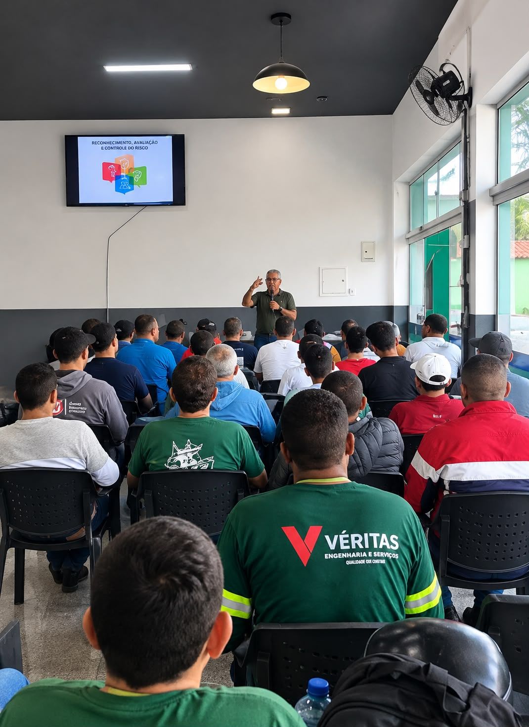 Equipe participando de treinamento de segurança, conforme publicação oficial da Véritas.