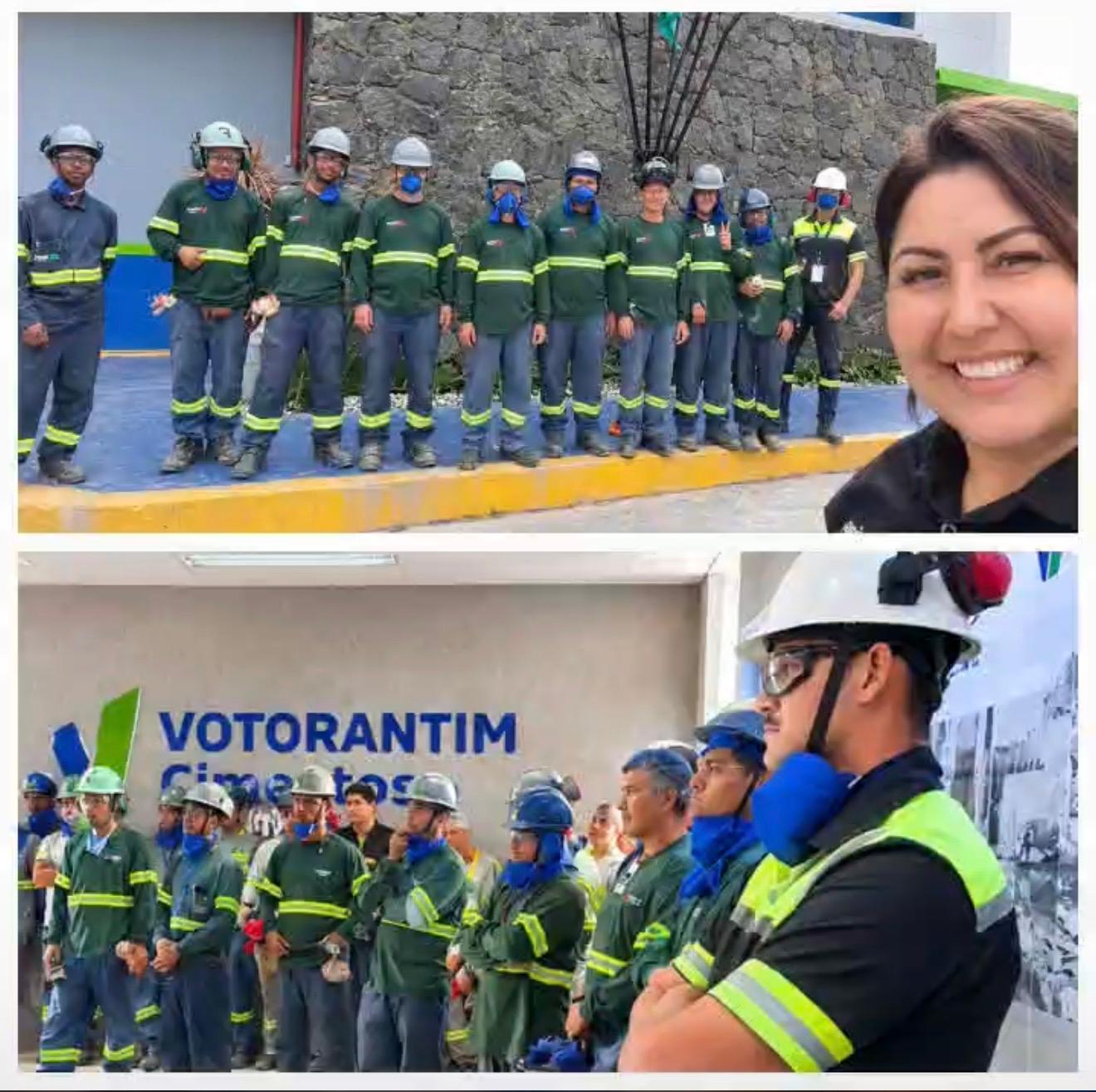 Registros da equipe reunida em ambiente industrial.