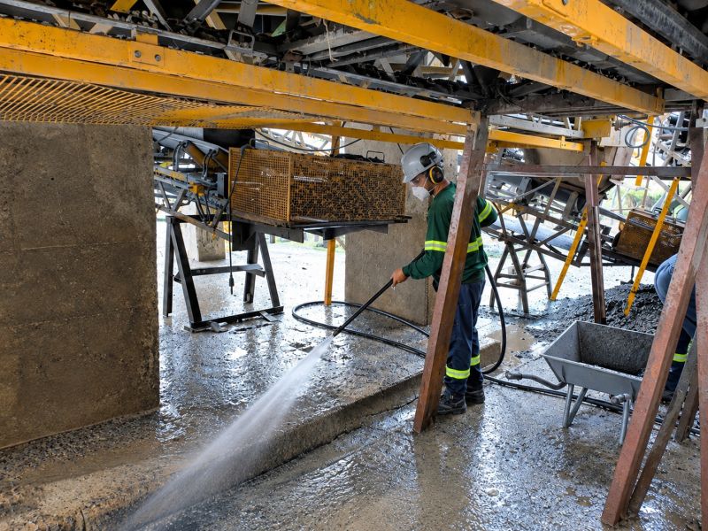 Registro de limpeza industrial publicado pela Véritas, com uso de água na frente de trabalho.