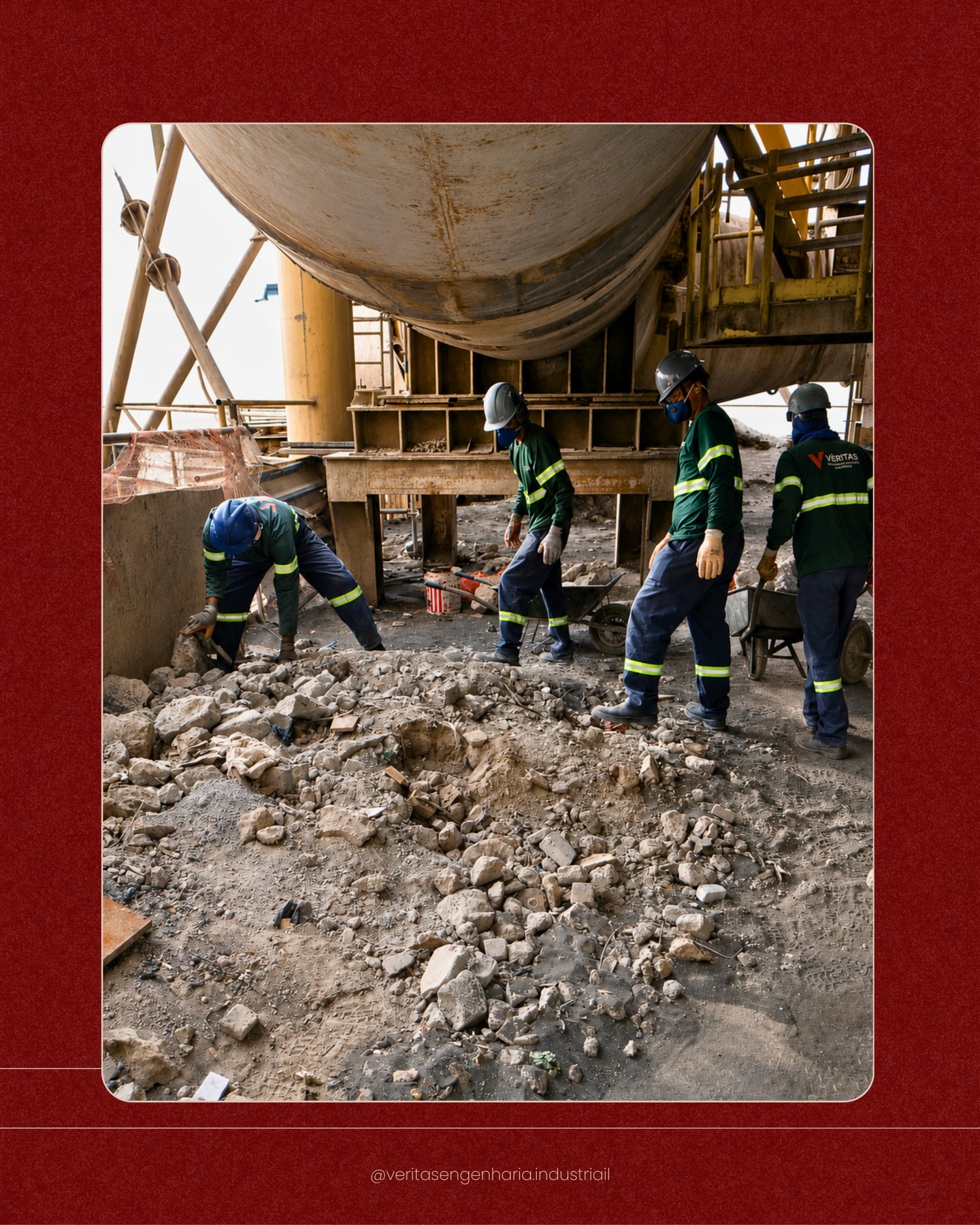 Equipe durante a remoção de materiais na segunda laje da torre de ciclones. A publicação apresenta esta limpeza como preparação da área para uma posterior reforma dos guarda-corpos.
