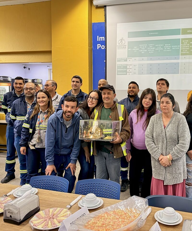 Marcos de Góis Vieira com a equipe e familiares durante o reconhecimento com o Capacete de Ouro