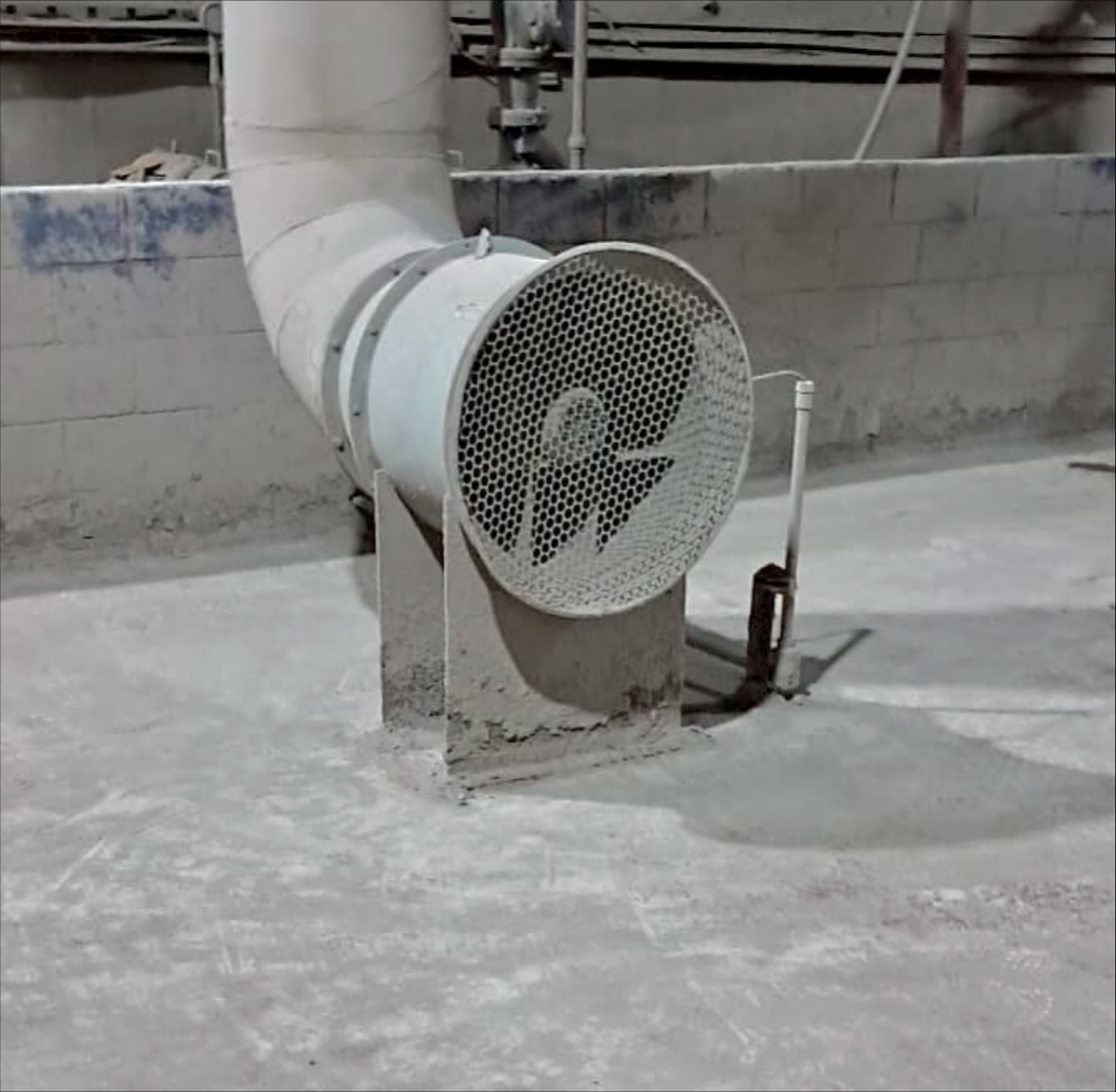 Mesmo ponto após a limpeza, com redução visível dos acúmulos no piso e no entorno do equipamento.