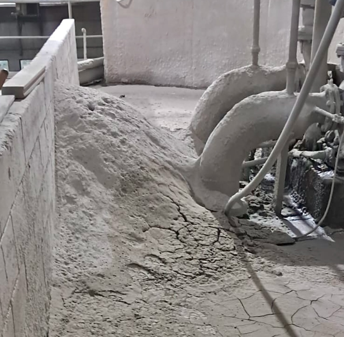 Outro ponto do Silo A de Farinha W4, com material acumulado no piso antes da intervenção.